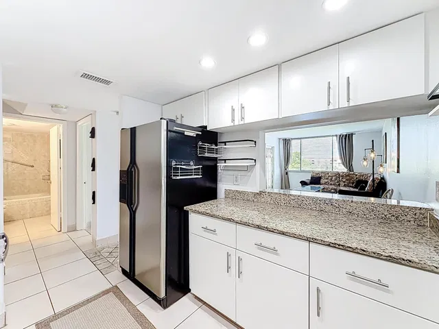 Unit 1411 photo 6