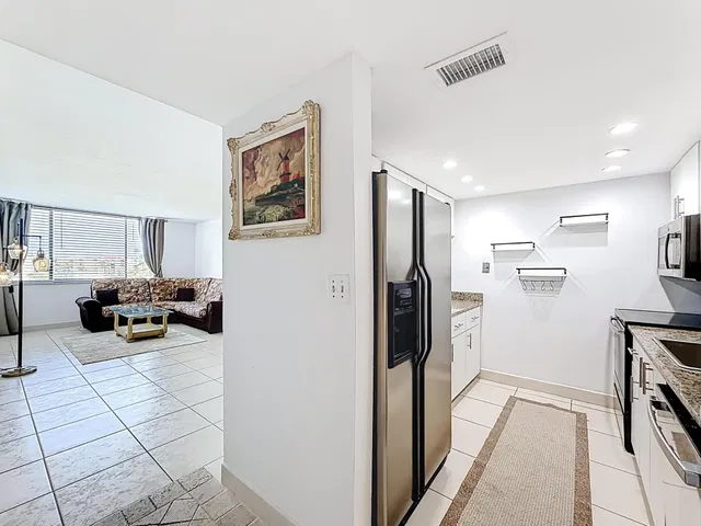 Unit 1411 photo 9