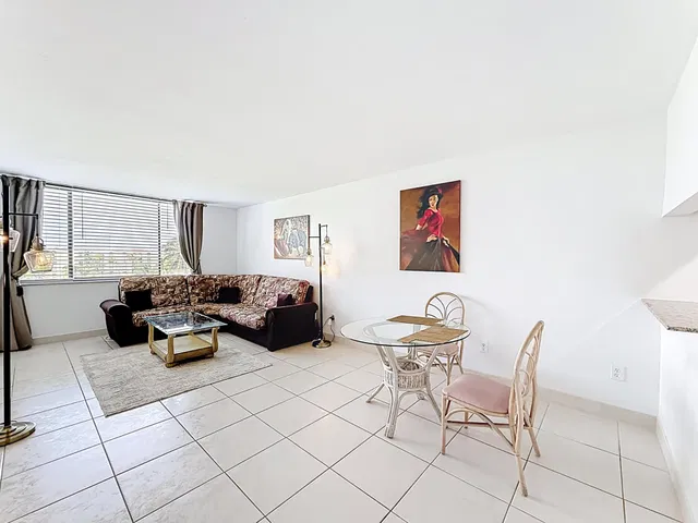Unit 1411 photo 10