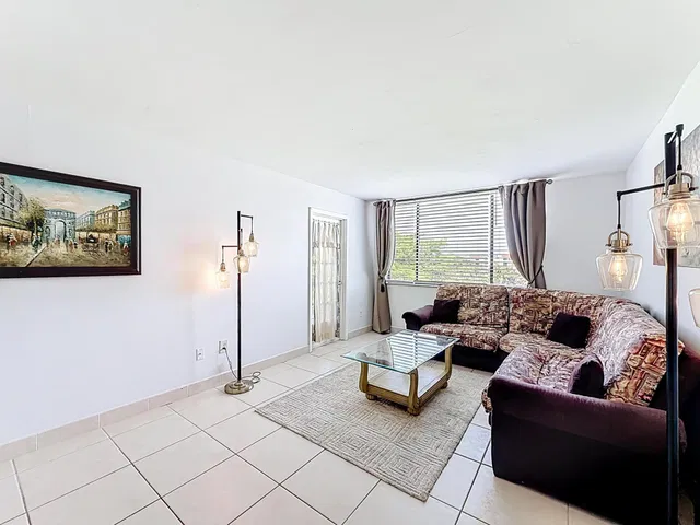 Unit 1411 photo 11