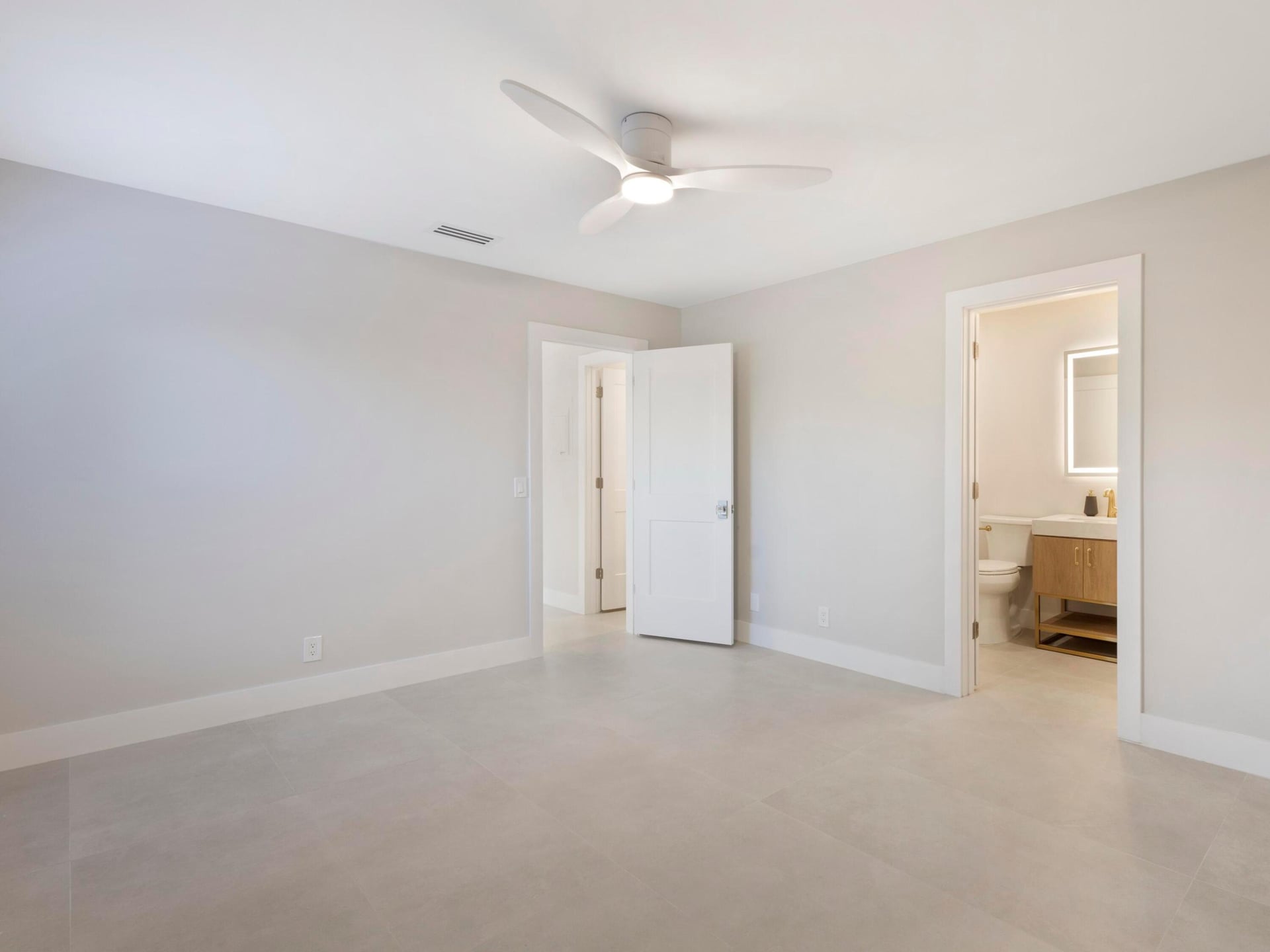 Unit H photo 24