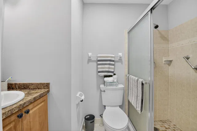 Unit F photo 23
