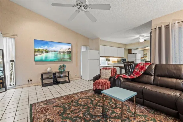 Eastpointe Country Club Residence photo 26