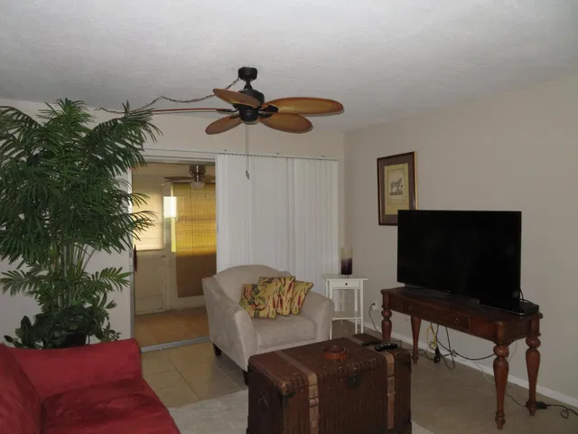 Unit B photo 2