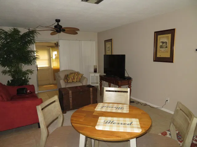 Unit B photo 4