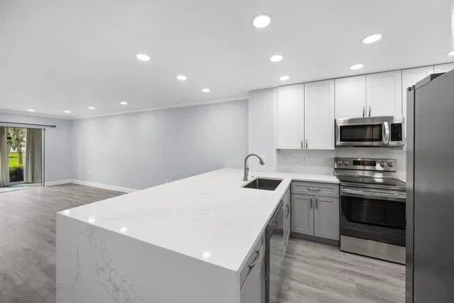 Unit 1314 photo 12