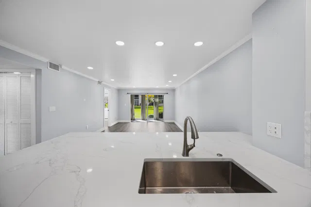 Unit 1314 photo 14
