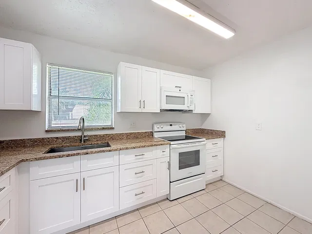 Unit 235 photo 5