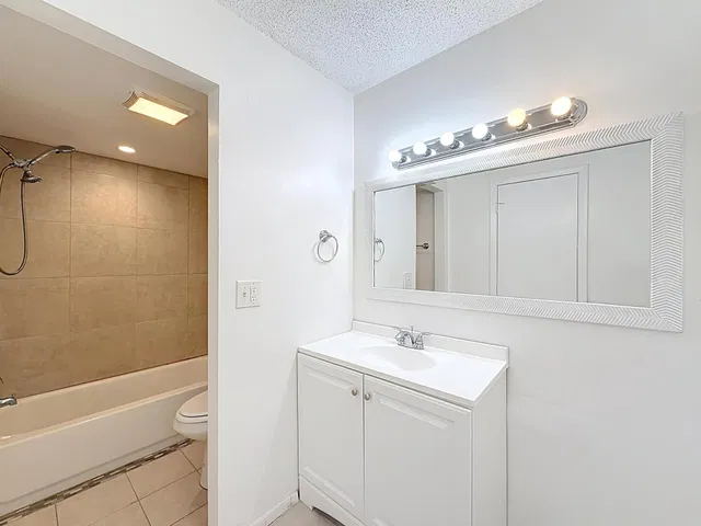Unit 235 photo 14