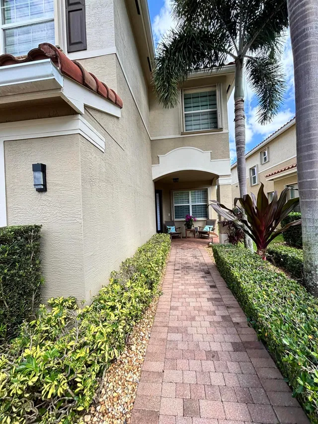 Residence photo 3