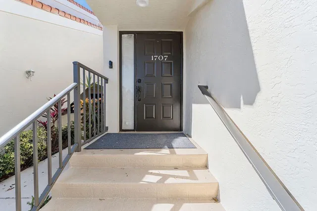 Unit 1707 photo 3