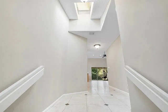 Unit 1707 photo 4