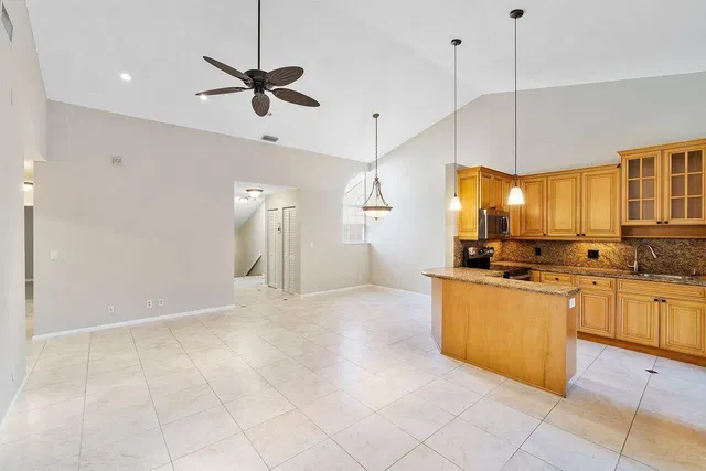 Unit 1707 photo 8