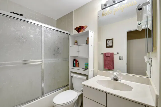 Unit C photo 17
