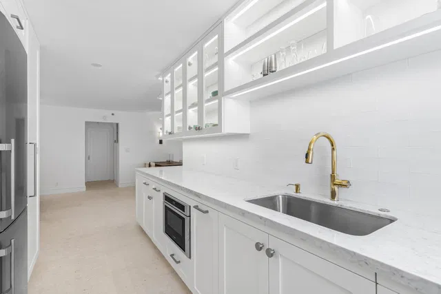 Unit 810 photo 9