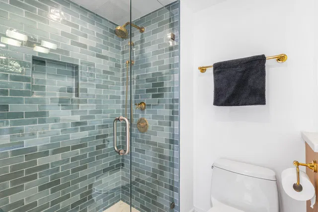 Unit 810 photo 11