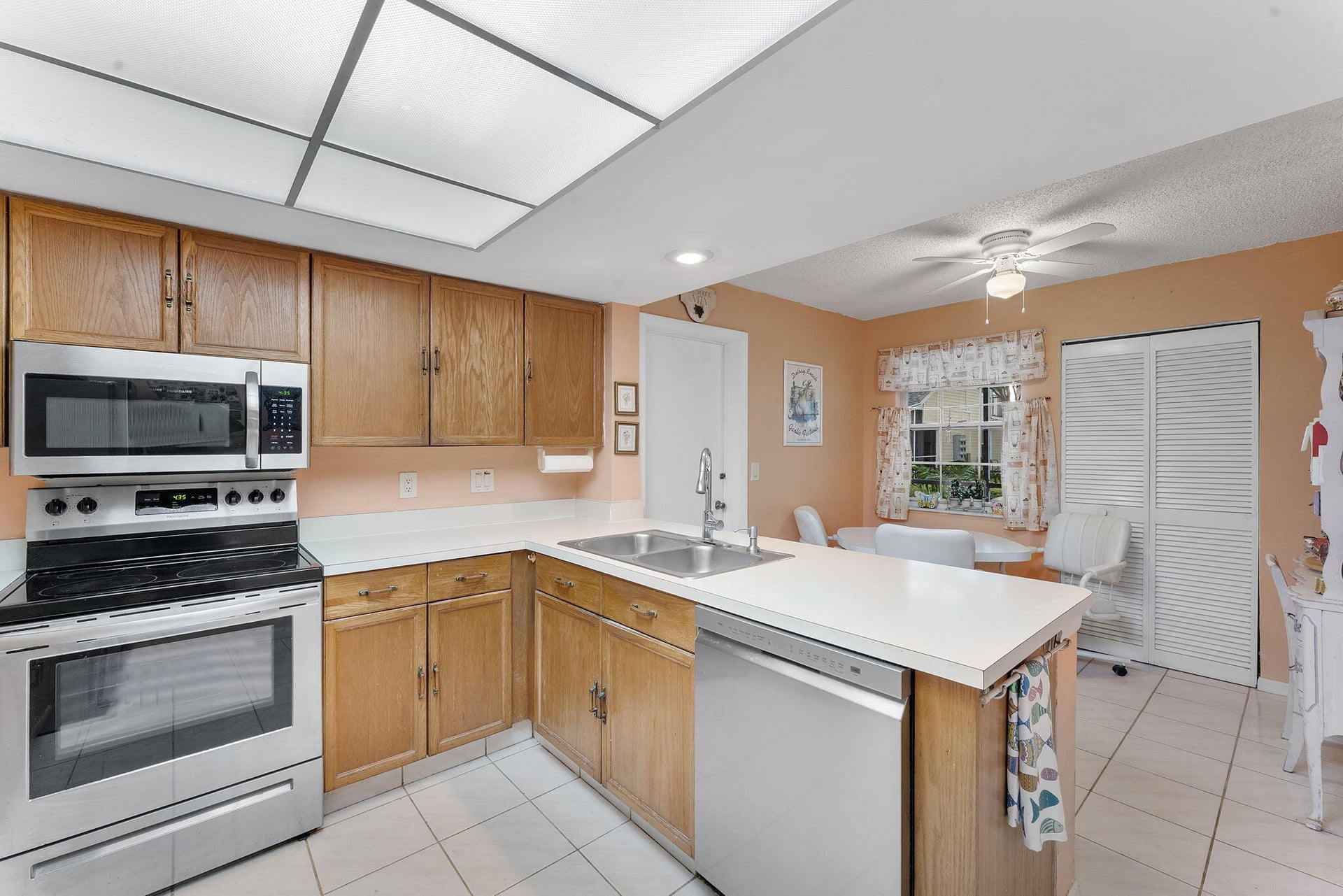 Unit 1010 photo 6
