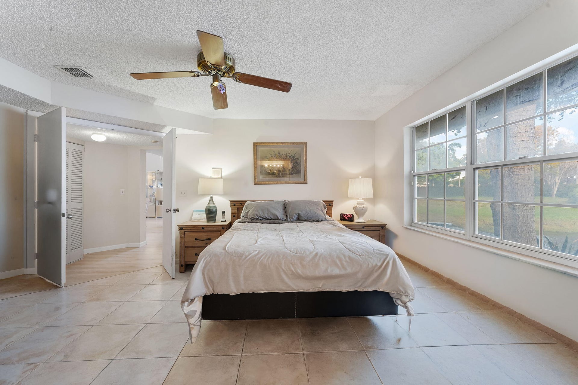 Unit 1010 photo 12