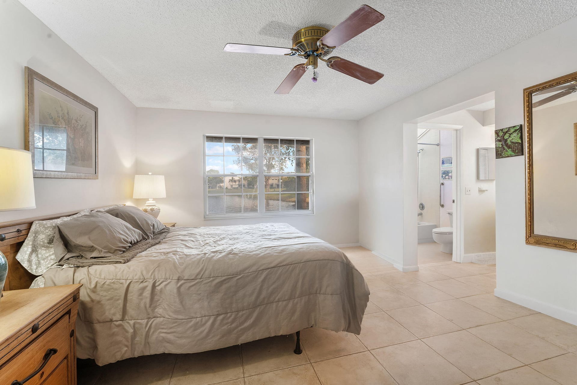 Unit 1010 photo 13