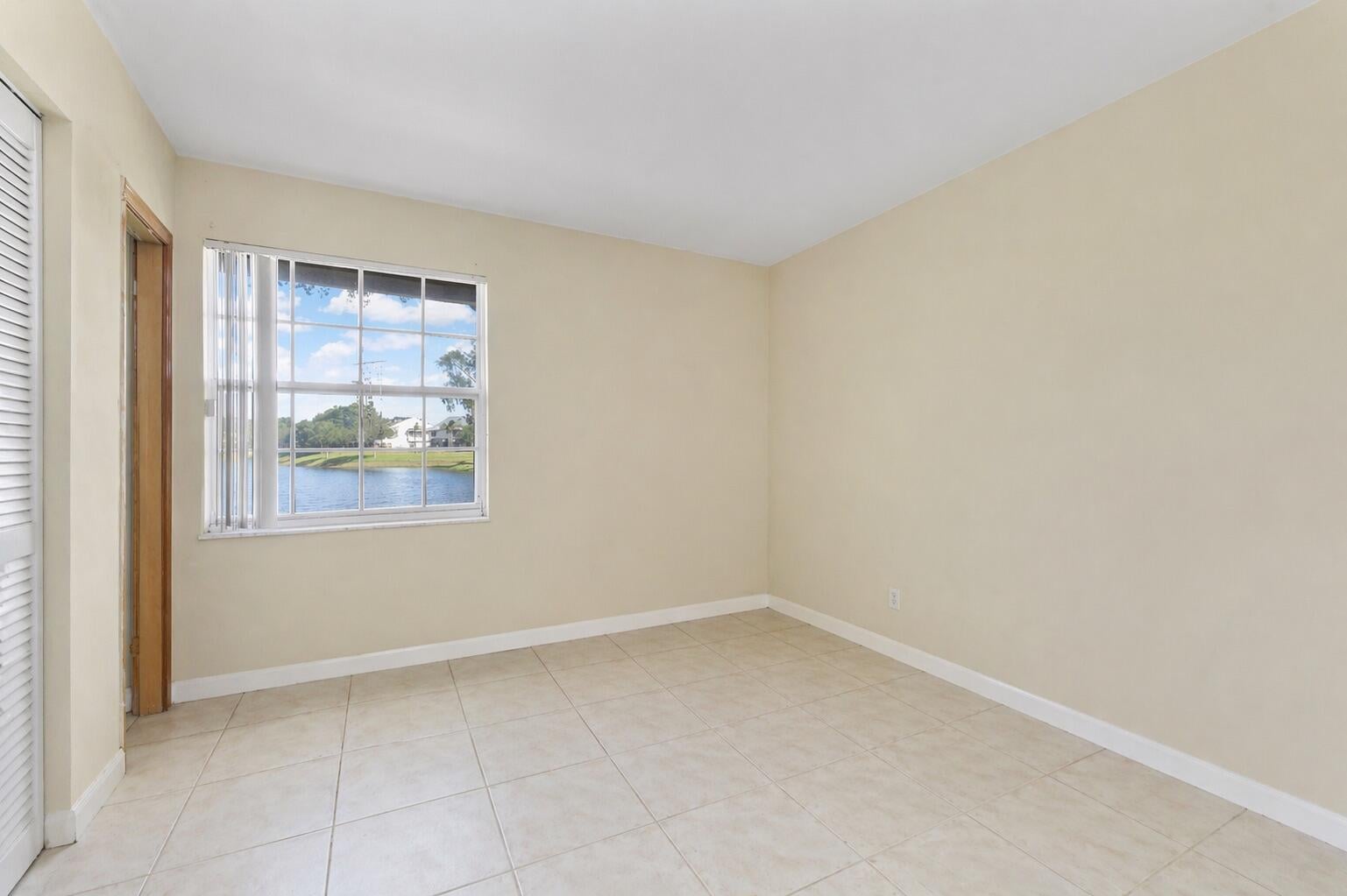 Unit 1010 photo 16