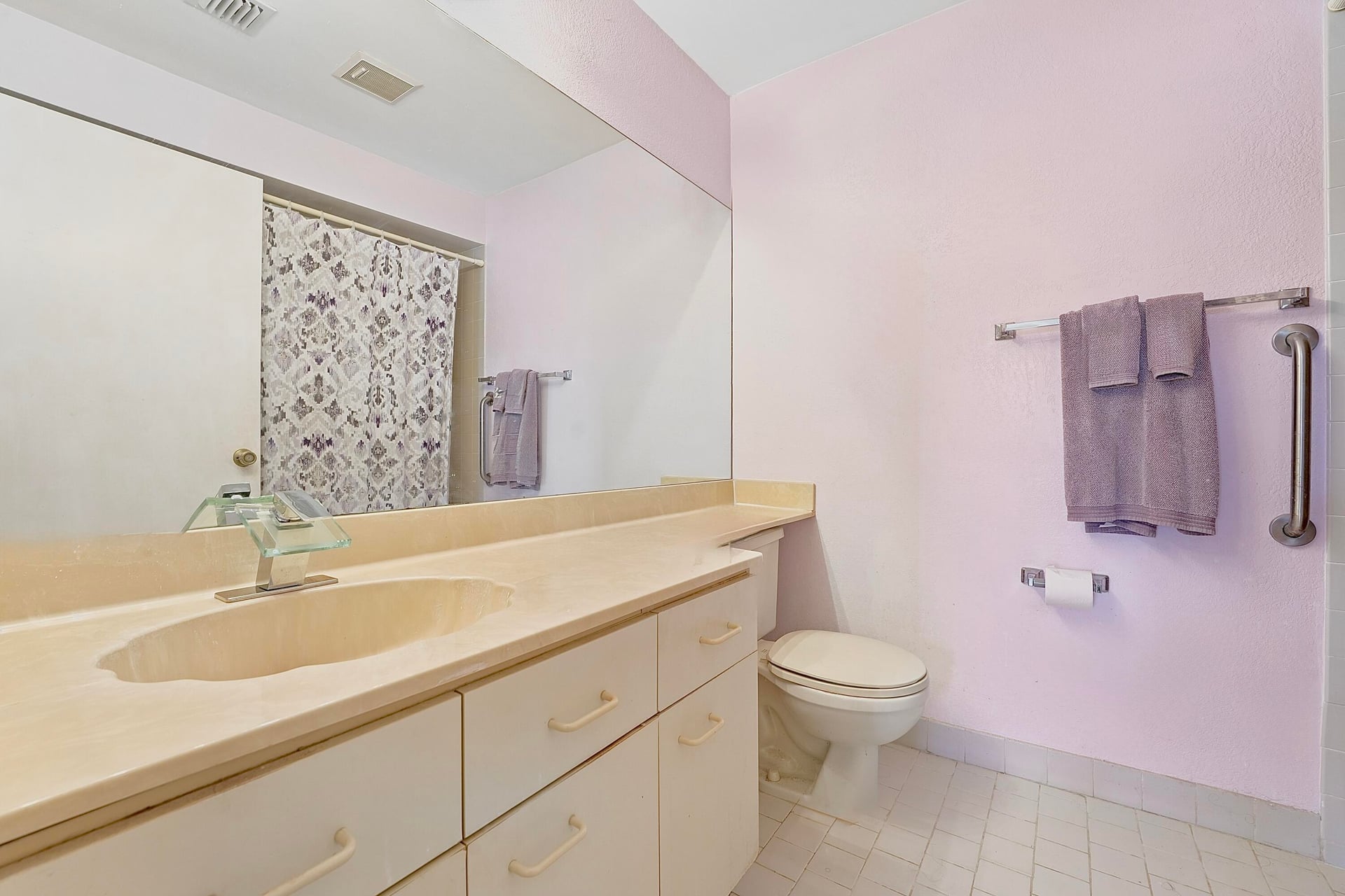 Unit 1010 photo 17