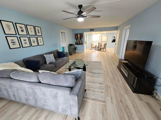 Unit 312 photo 4