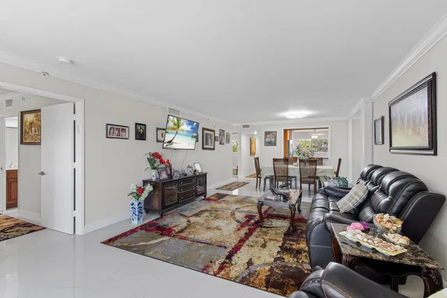 Unit 309 photo 9