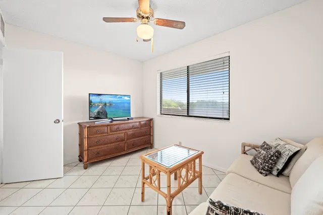 Unit 412 photo 5