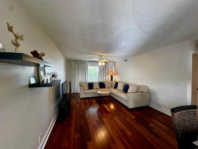  Unit 13 photo 4