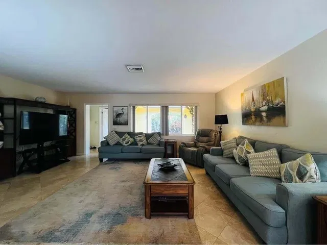Residence photo 12