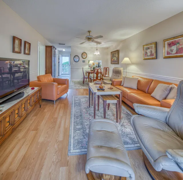 Unit 413 photo 3