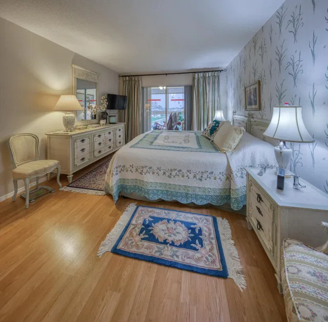 Unit 413 photo 8