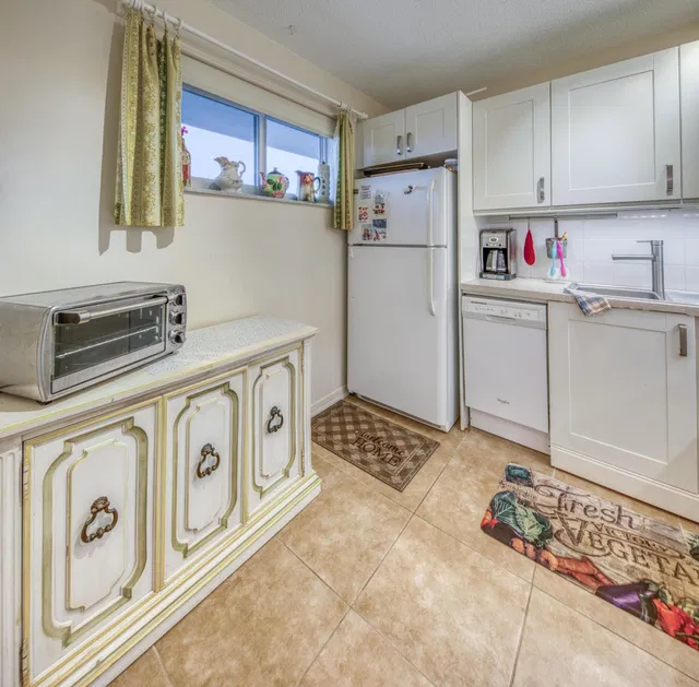Unit 413 photo 9