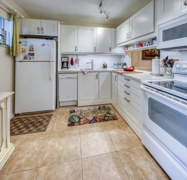 Unit 413 photo 11