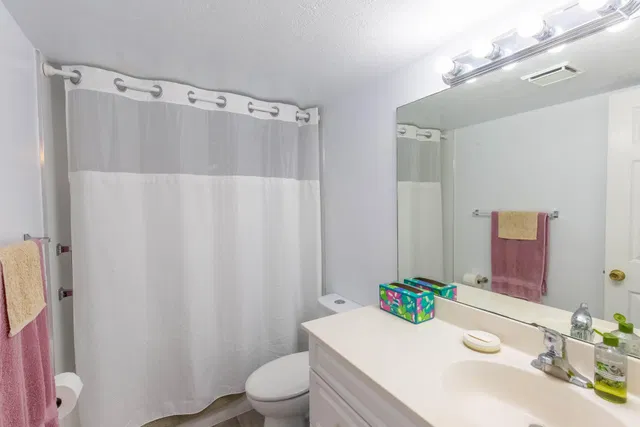 Unit 411 photo 11