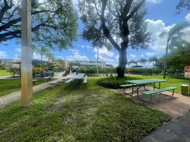 Unit 411 photo 37