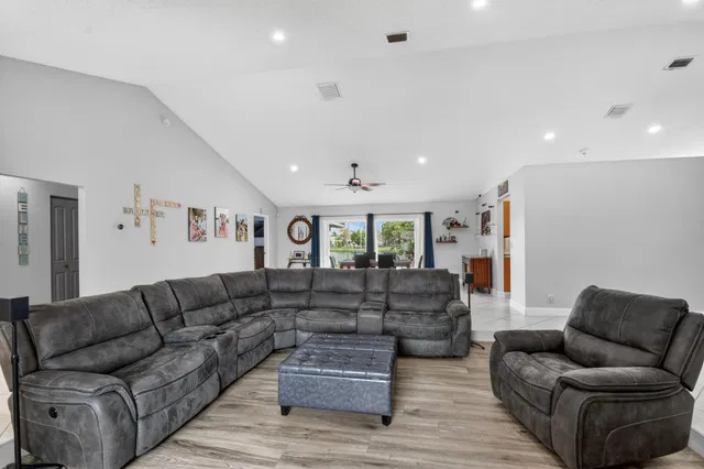 Residence photo 8