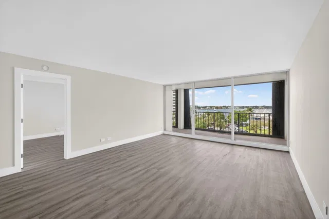 Unit 511 photo 3
