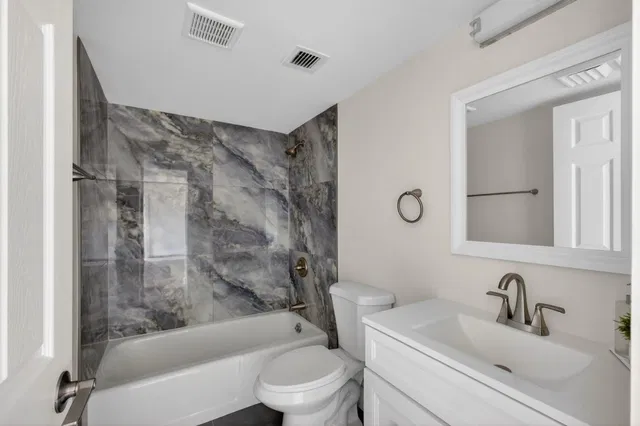 Unit 511 photo 11