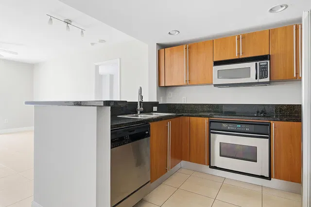 610 Clematis Unit 609 photo 2