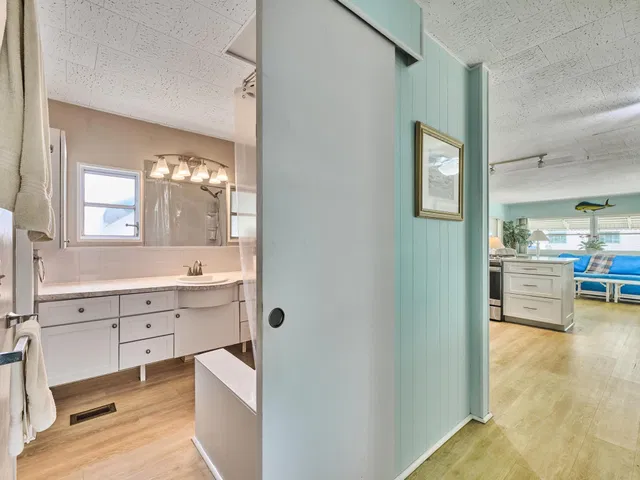 Unit 123 photo 22