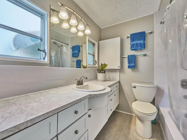 Unit 123 photo 24