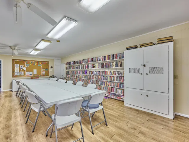Unit 123 photo 42
