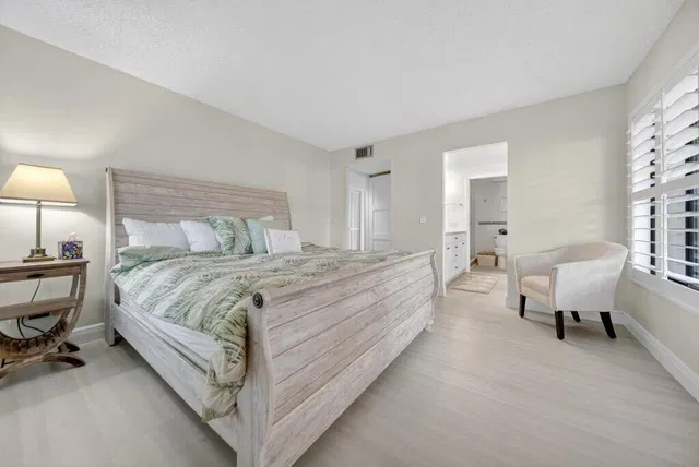 Unit 218 photo 29