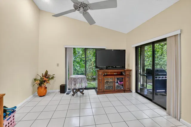 Residence photo 17