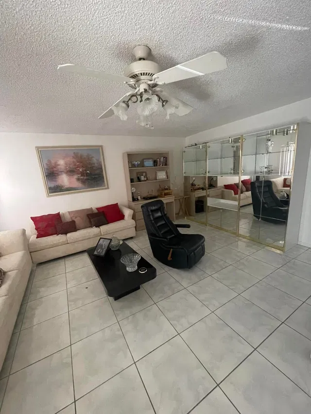 Unit 186 photo 3