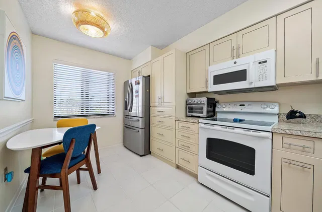  Residence photo 6