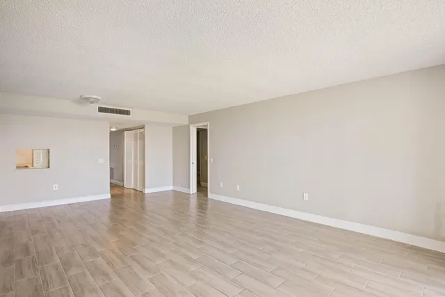 Unit 208 photo 4