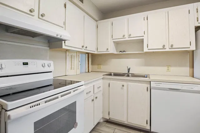 Unit 208 photo 5