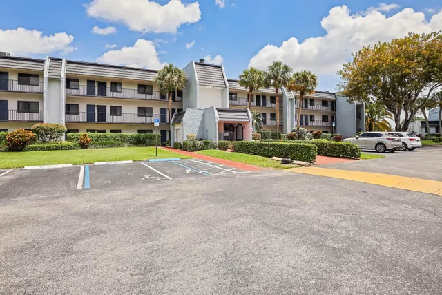 Unit 208 photo 14